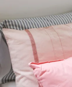 Almohadón de Lino Rosa Chicle con Puntilla